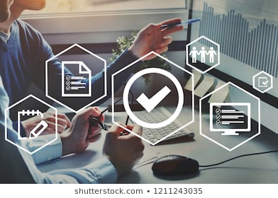 homnem em frente a um computador trabalhando e simbolos de trabalho